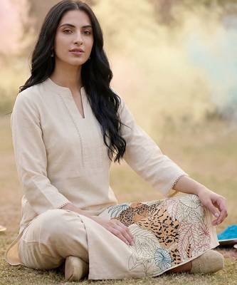 Women Animal Embroidered Thread Work Cotton Kurta with Trousers 5