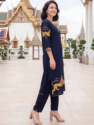 Women Ethnic Motifs Printed Kurta with Trousers 3