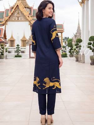 Women Ethnic Motifs Printed Kurta with Trousers 4