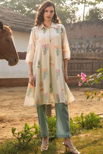 Women Floral Printed Cotton Kurta with Trousers