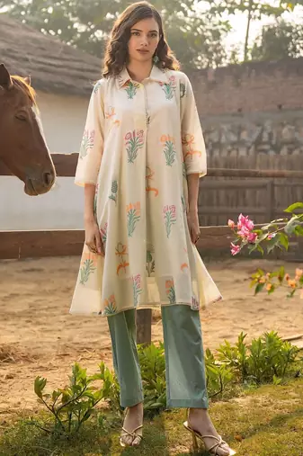Women Floral Printed Cotton Kurta with Trousers