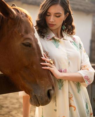 Women Floral Printed Cotton Kurta with Trousers 2