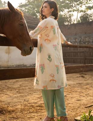 Women Floral Printed Cotton Kurta with Trousers 4