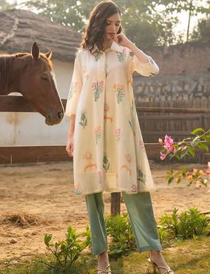 Women Floral Printed Cotton Kurta with Trousers 5
