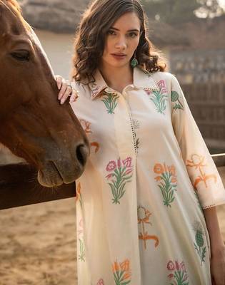 Women Floral Printed Cotton Kurta with Trousers 6