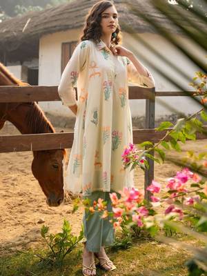 Women Floral Printed Cotton Kurta with Trousers 7