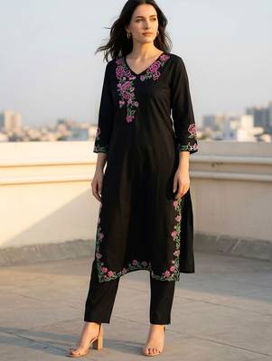 Women Floral Embroidered Thread Work Cotton Kurta with Trousers 1