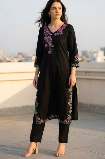 Women Floral Embroidered Thread Work Cotton Kurta with Trousers