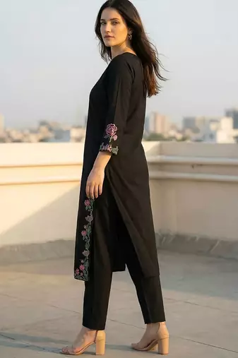Women Floral Embroidered Thread Work Cotton Kurta with Trousers
