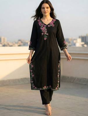 Women Floral Embroidered Thread Work Cotton Kurta with Trousers 4