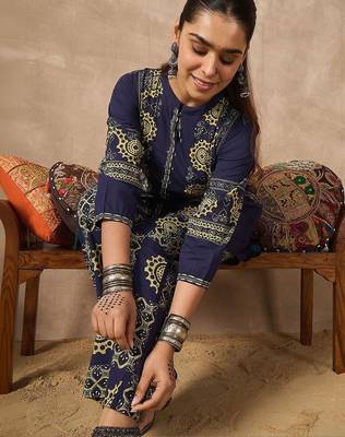 Women Ethnic Motifs Printed Cotton Kurta with Trousers 1