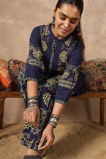 Women Ethnic Motifs Printed Cotton Kurta with Trousers