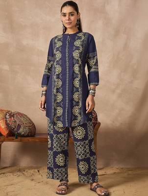 Women Ethnic Motifs Printed Cotton Kurta with Trousers 6