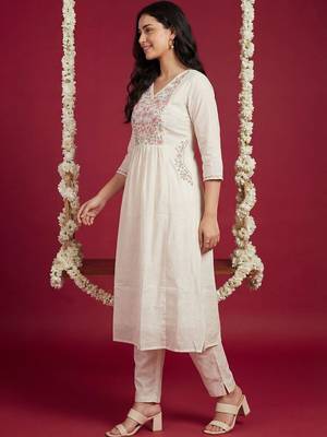 Women Floral Embroidered Empire Thread Work Cotton Kurta with Trousers 1
