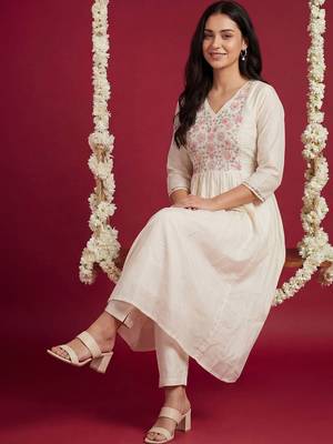 Women Floral Embroidered Empire Thread Work Cotton Kurta with Trousers 4