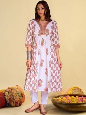 Women Ethnic Motifs Printed Tiered Cotton Kurta with Trousers 1