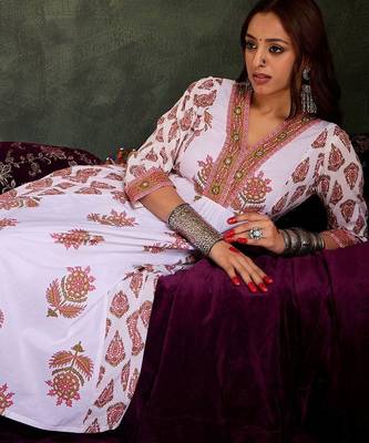 Women Ethnic Motifs Printed Tiered Cotton Kurta with Trousers 3