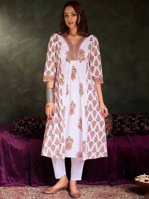 Women Ethnic Motifs Printed Tiered Cotton Kurta with Trousers 4