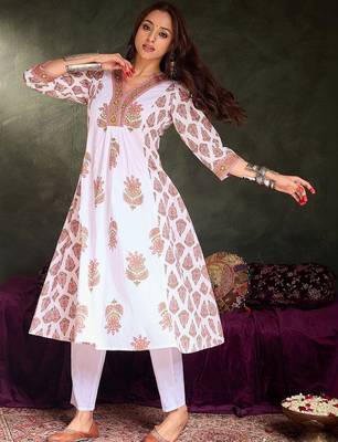 Women Ethnic Motifs Printed Tiered Cotton Kurta with Trousers 5