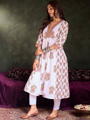 Women Ethnic Motifs Printed Tiered Cotton Kurta with Trousers 6