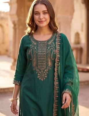 Women Ethnic Motifs Embroidered Thread Work Liva Kurta with Trousers & With Dupatta 3