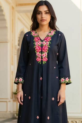 Women Floral Embroidered Kurta with Trousers