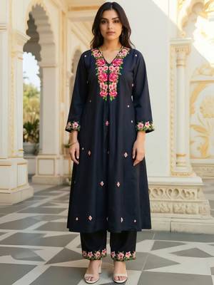 Women Floral Embroidered Kurta with Trousers 2