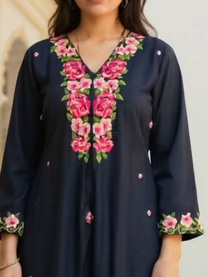 Women Floral Embroidered Kurta with Trousers 3