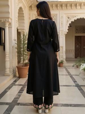 Women Floral Embroidered Kurta with Trousers 4