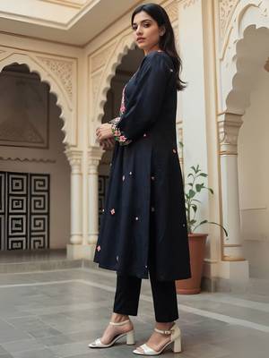 Women Floral Embroidered Kurta with Trousers 5