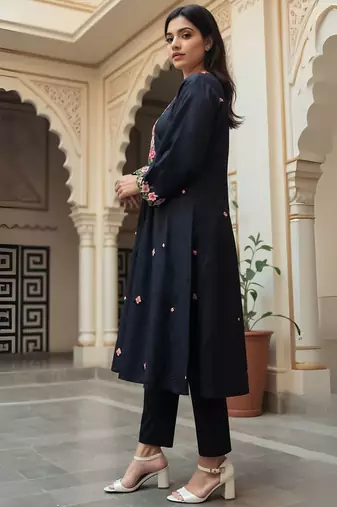 Women Floral Embroidered Kurta with Trousers