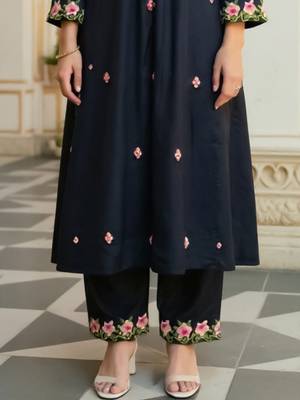 Women Floral Embroidered Kurta with Trousers 6
