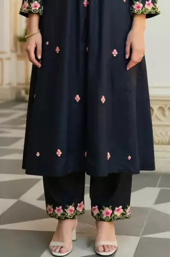 Women Floral Embroidered Kurta with Trousers