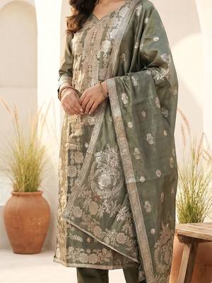 Women Ethnic Motifs Kurta with Trousers & With Dupatta 3