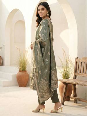 Women Ethnic Motifs Kurta with Trousers & With Dupatta 4