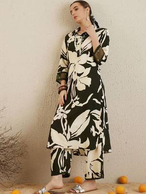 Women Floral Printed Sequinned Kurta with Trousers 3