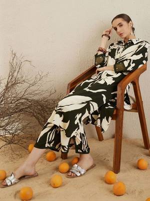 Women Floral Printed Sequinned Kurta with Trousers 4