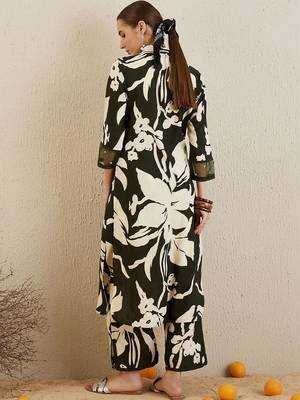 Women Floral Printed Sequinned Kurta with Trousers 5
