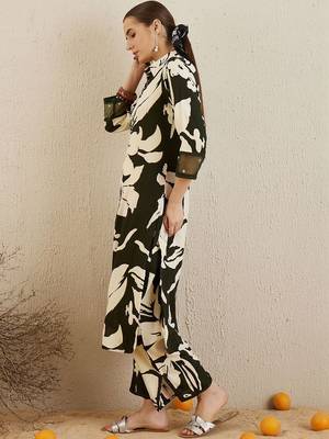 Women Floral Printed Sequinned Kurta with Trousers 6