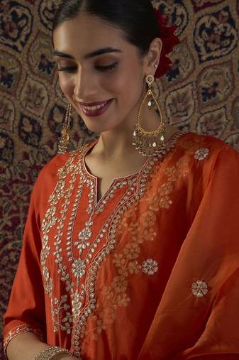 Ethnic Motifs Embroidered Notch Neck Thread Work Kurta & Trousers With Dupatta