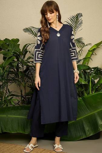 Women Ethnic Motifs Embroidered Thread Work Cotton Kurta With Trouser