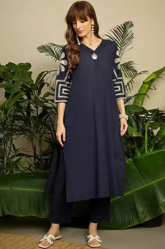 Women Ethnic Motifs Embroidered Thread Work Cotton Kurta With Trouser