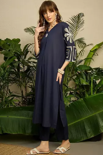 Women Ethnic Motifs Embroidered Thread Work Cotton Kurta With Trouser