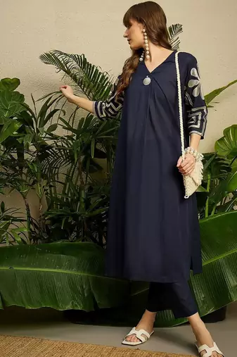 Women Ethnic Motifs Embroidered Thread Work Cotton Kurta With Trouser