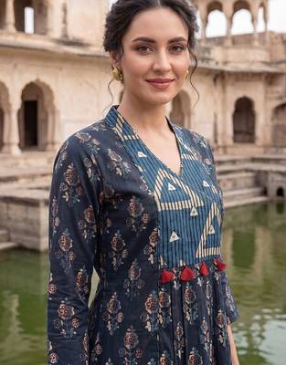 Women Floral Printed Cotton Kurta with Trousers 2