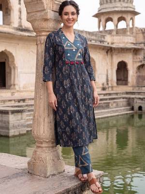 Women Floral Printed Cotton Kurta with Trousers 3
