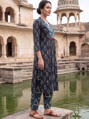 Women Floral Printed Cotton Kurta with Trousers 4