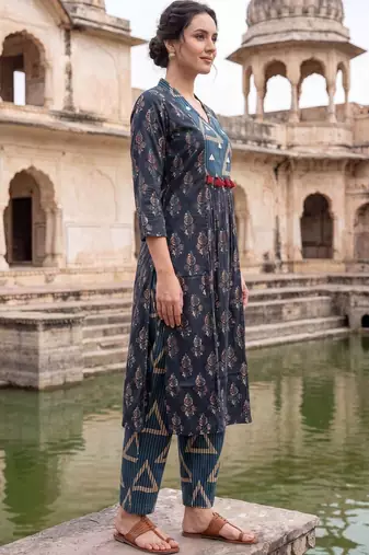 Women Floral Printed Cotton Kurta with Trousers