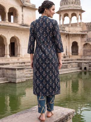 Women Floral Printed Cotton Kurta with Trousers 6