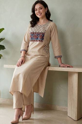 Women Ethnic Motifs Printed Cotton Kurta with Trousers